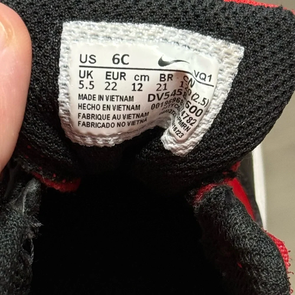 Nike Kids Black and Red Sneakers Size 6C